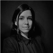 Profesora titulada en arquitectura y gerencia de proyectos, con especialización en diseño de interiores y desarrollo de mobiliario